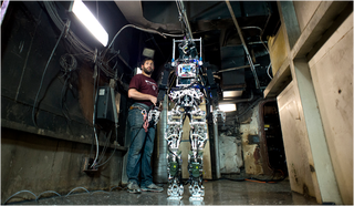Illustration for article titled Este inquietante robot ayudará a apagar incendios en barcos militares